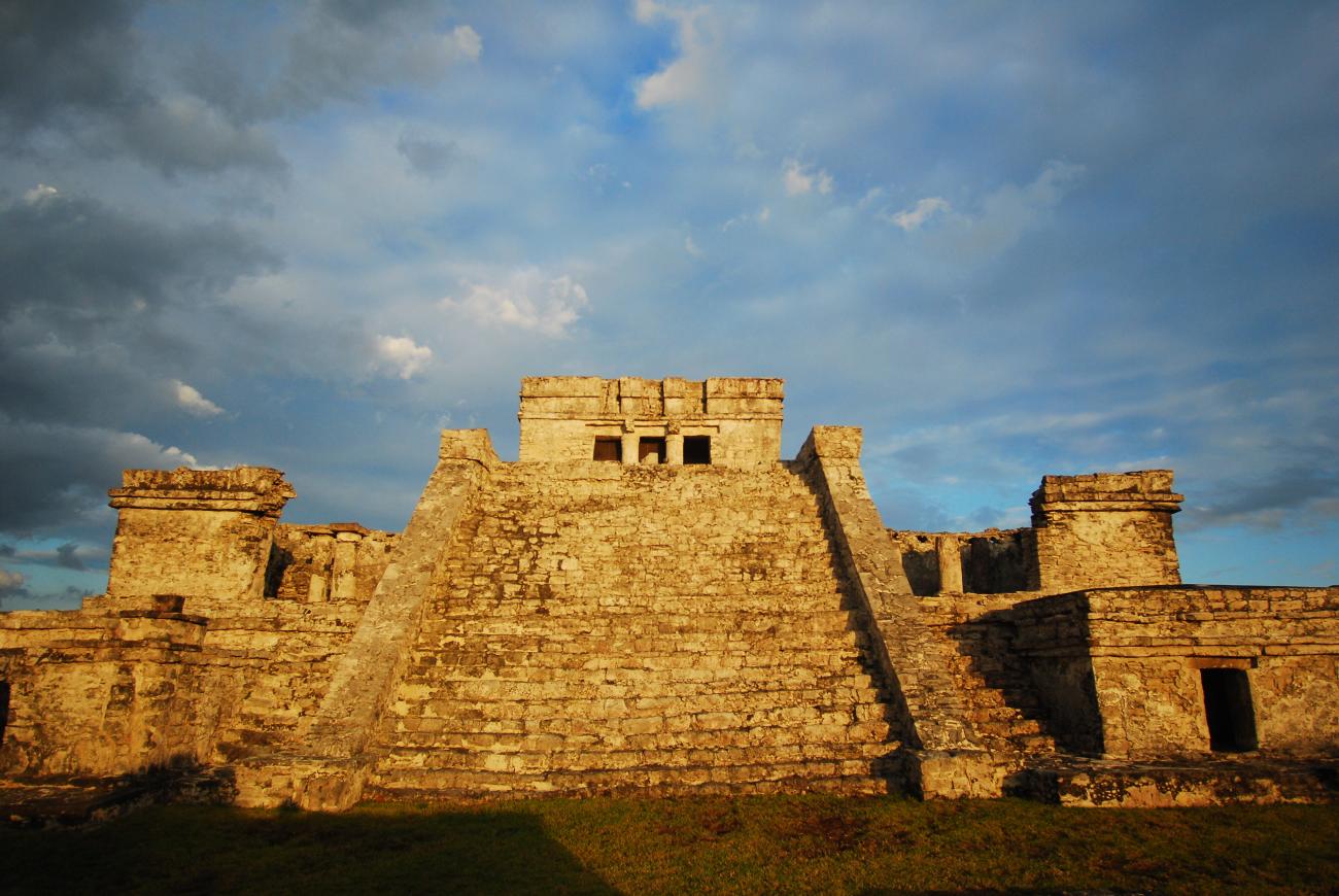 城堡（El Castillo）——图卢姆最高建筑，建在悬崖顶端，背后是加勒比海，两侧窗户对准礁口通道