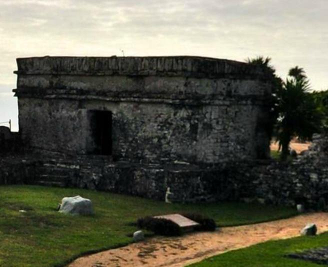 初期系列神庙——Stela 1 发现于此，刻有对应公元 564 年的长计历日期，是图卢姆最早的历史锚点