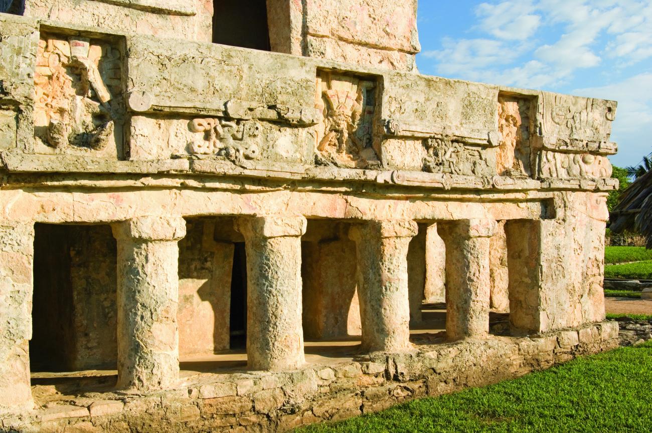 壁画神庙——两层建筑叠建，外墙角落装饰有俯冲神灰泥浮雕，内壁保存着玛雅世界保存最完好的壁画之一