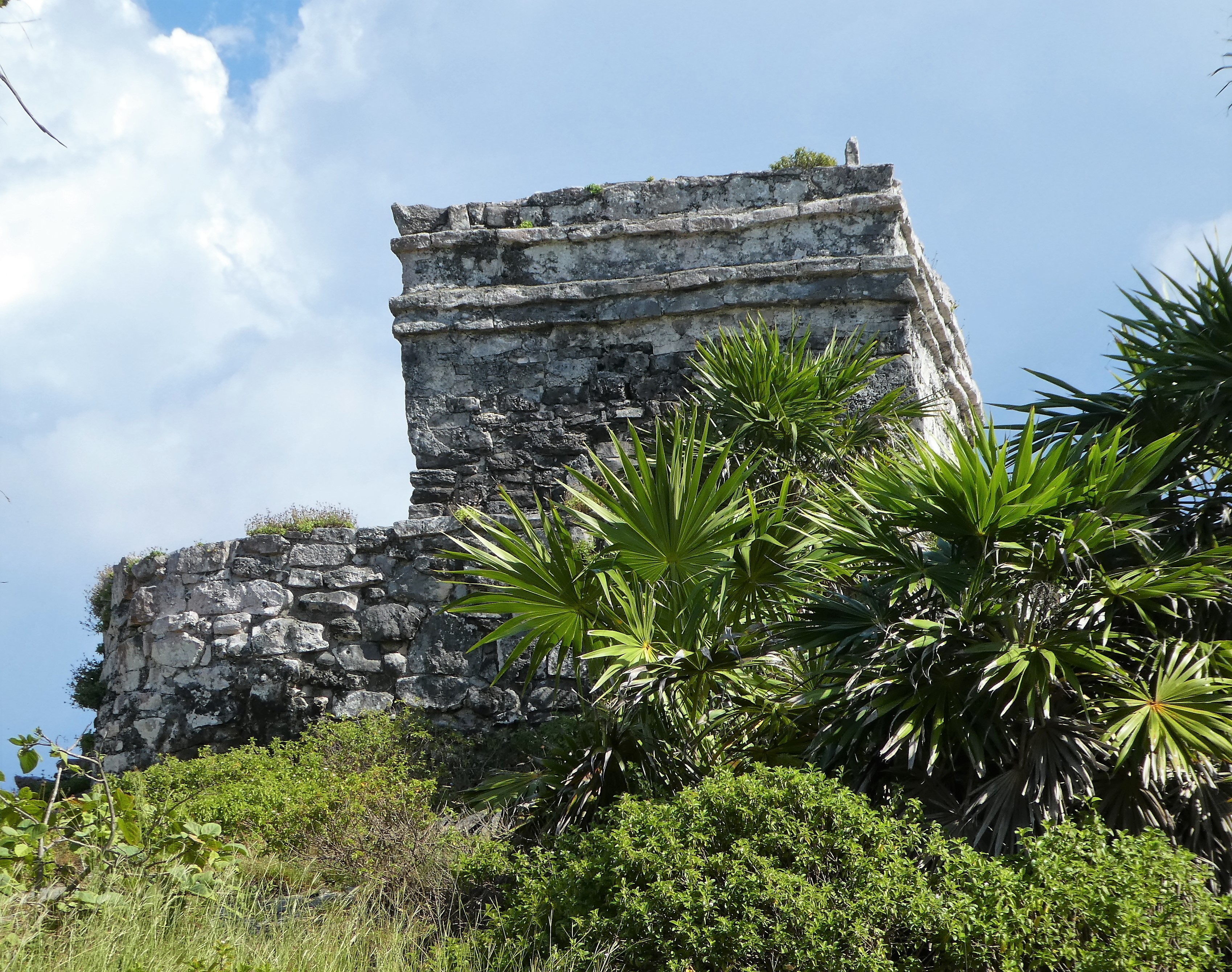 风神神庙（Structure 45）——圆形台基，建在悬崖北端凸出的小平台上，正对礁口方向