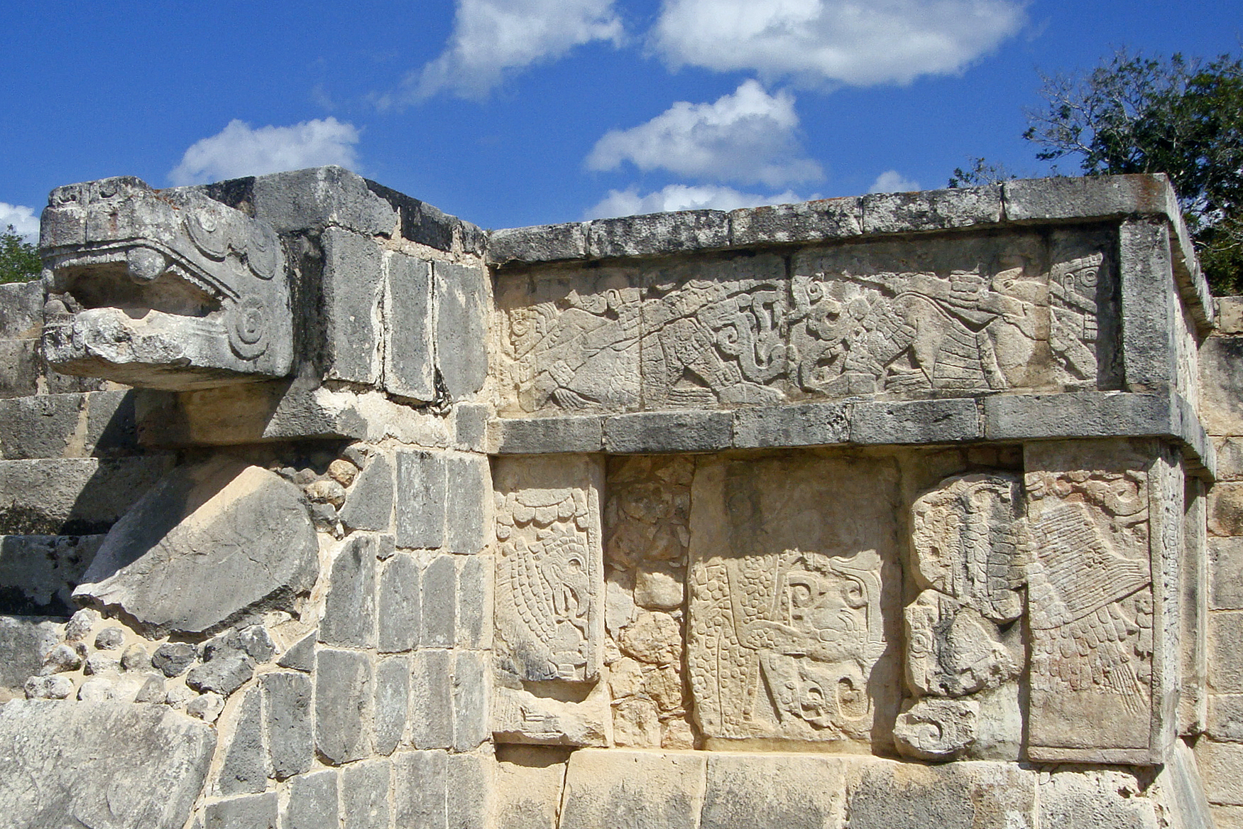 奇琴伊察石雕细部——神祇、战士与祭祀图像交织在一起，构成这座城市独特的视觉语言
