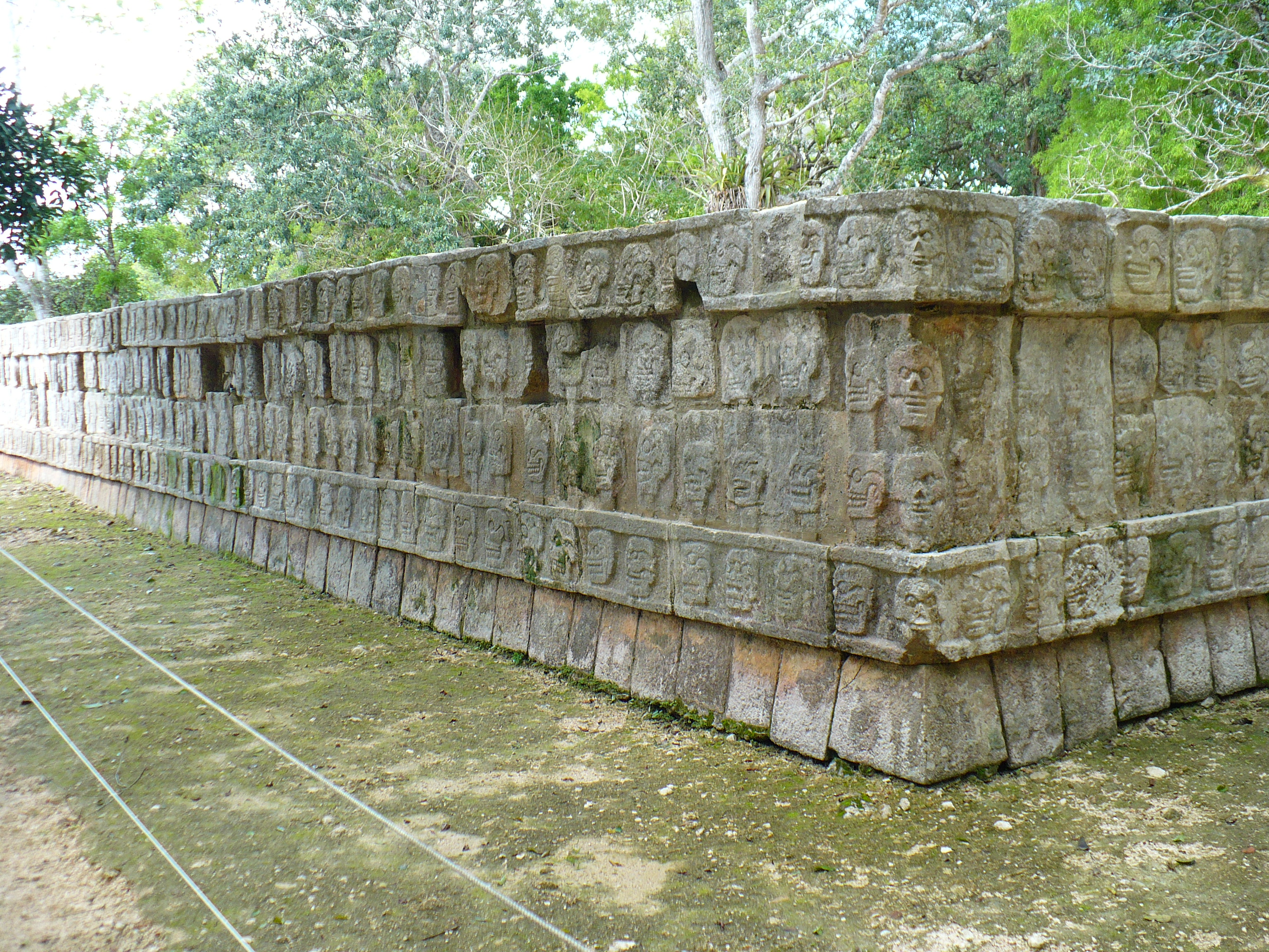 骷髅台外壁浮雕——密密麻麻的头骨正面图案排列整齐，这里曾是展示献祭者头骨的木架平台