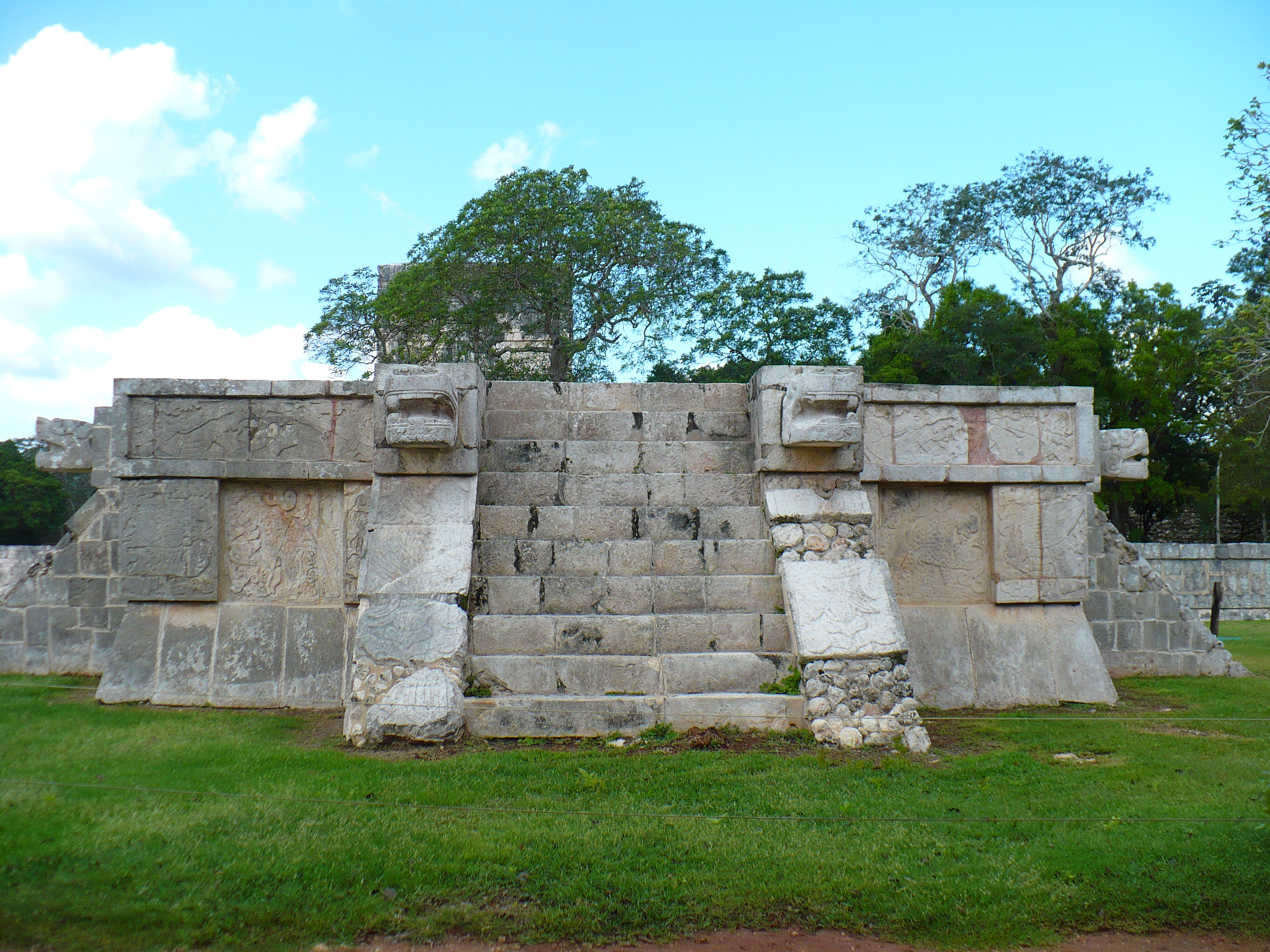 金星台与库库尔坎金字塔——金星台四面装饰着金星符号和羽蛇图案，是天文观测与仪式的双重场所