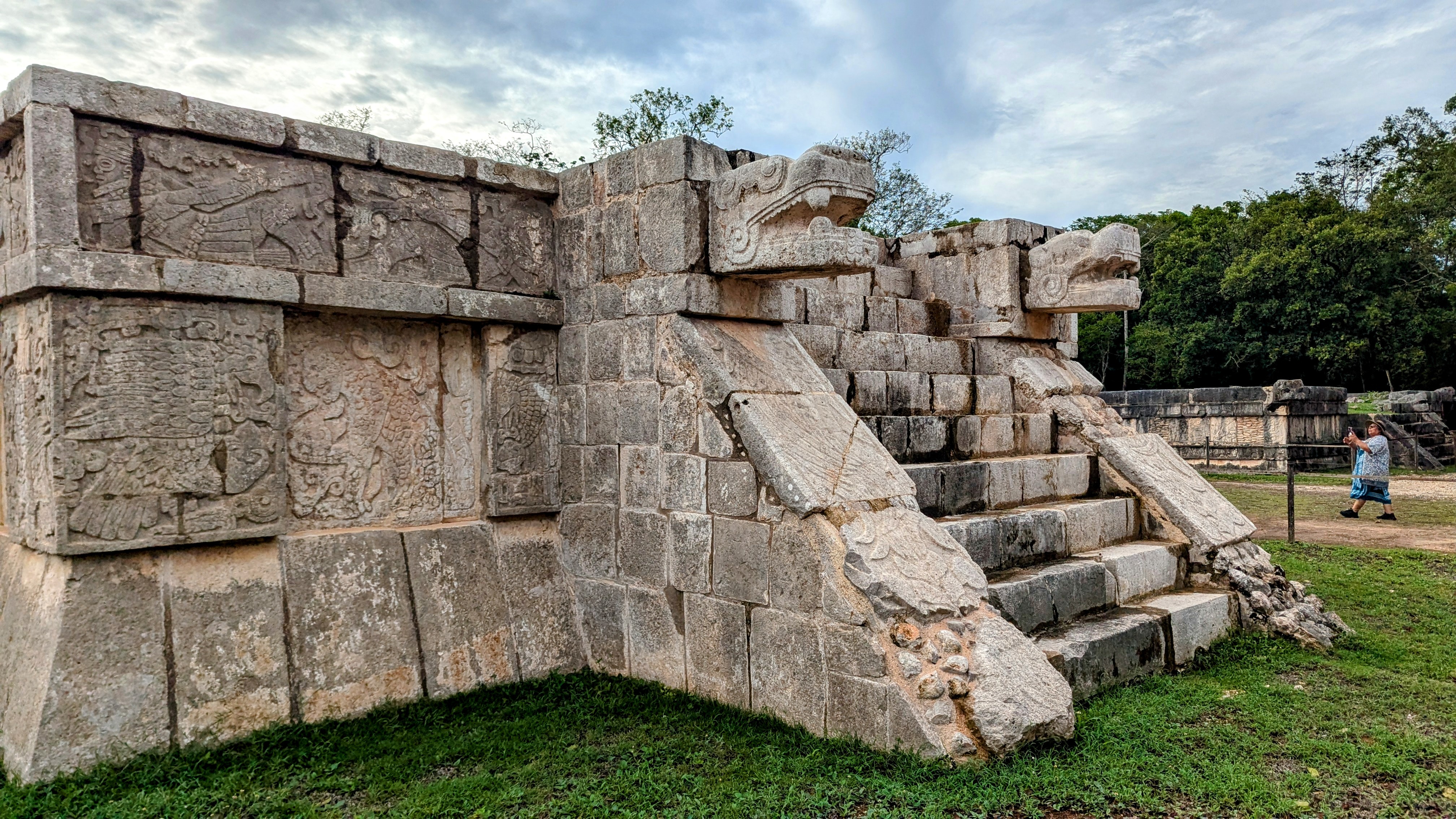 美洲虎与鹰平台浮雕——老鹰和美洲虎吞噬人心的图案，象征战士阶层的神圣使命