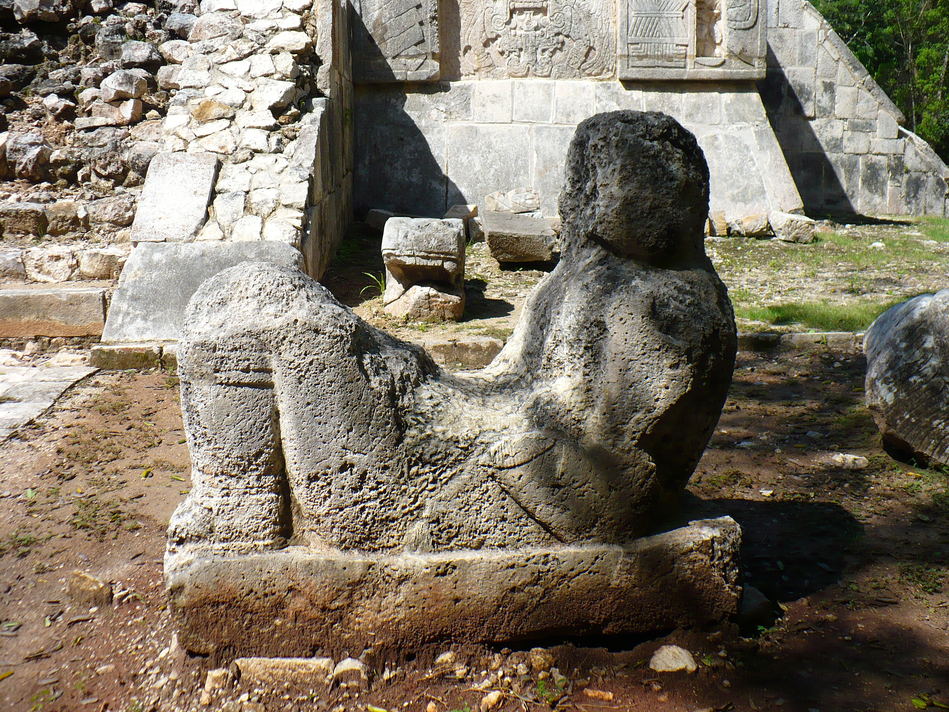 查克穆尔雕像——斜躺回首、腹部托盘的祭祀石像，常置于神庙入口前承接供品