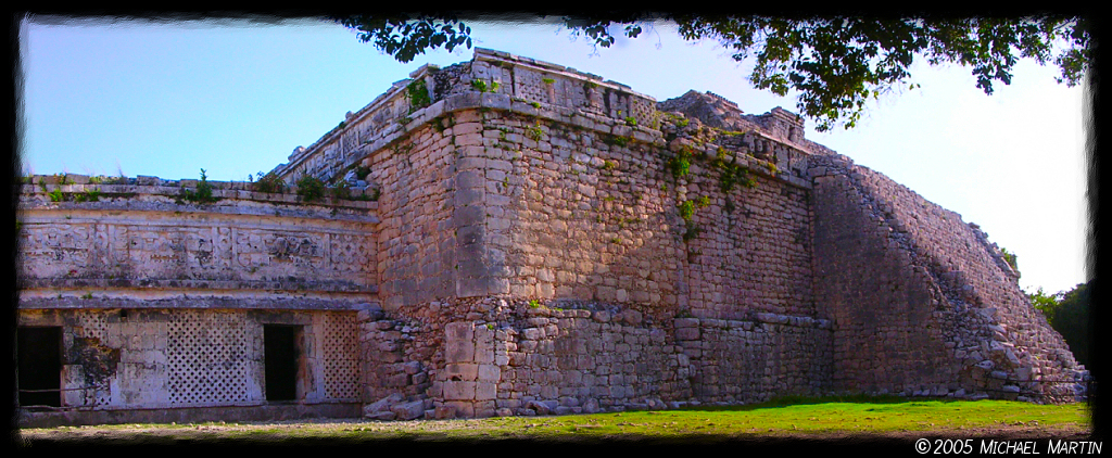 修女修道院建筑群——普克风格的精美雕刻与密集的查克神面具装饰，是奇琴伊察最古老的建筑层之一