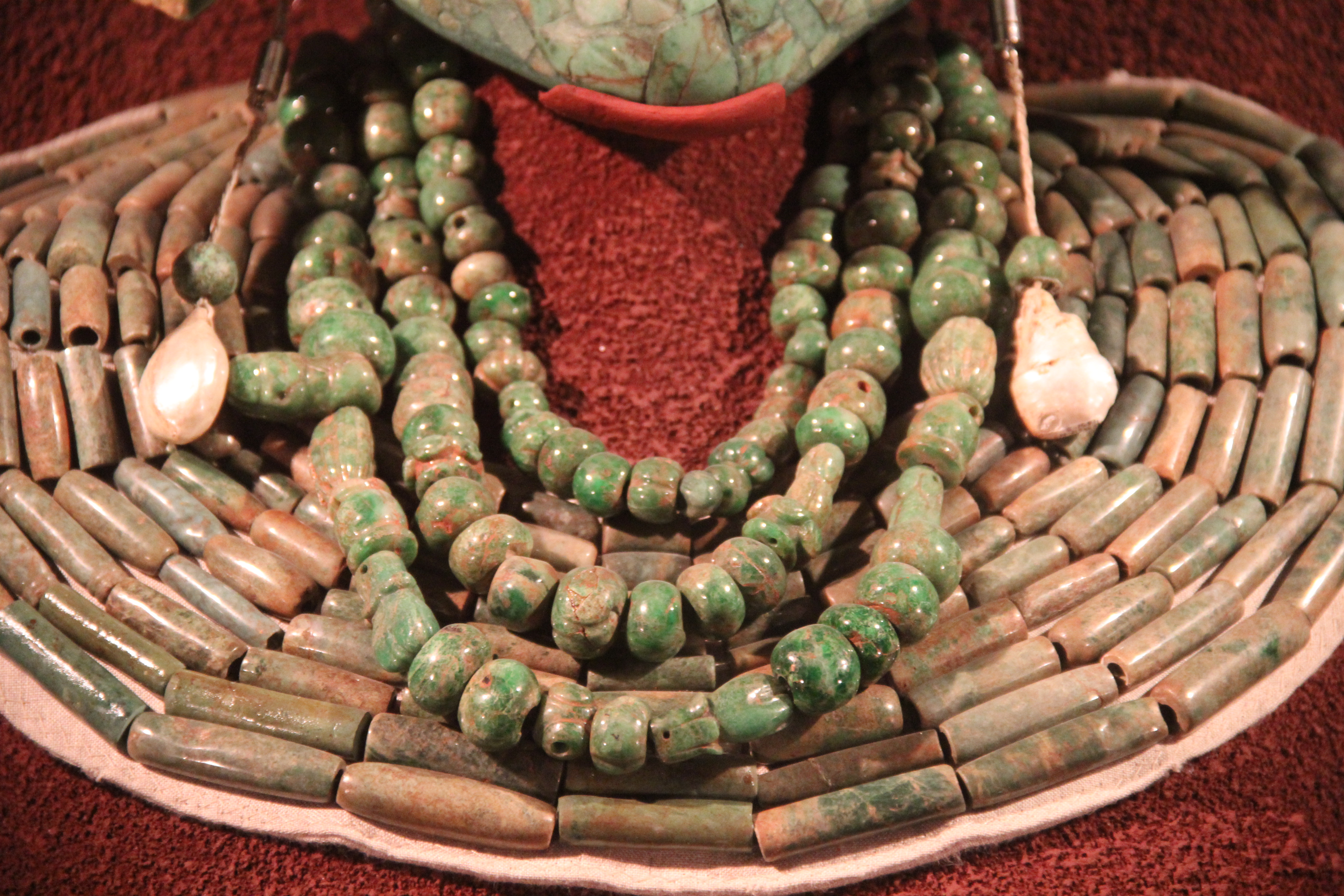 玛雅王室翡翠项链与玉珠饰件——绿色玉石象征生命、丰饶与统治权威，也是高等级身份最醒目的物质标志之一