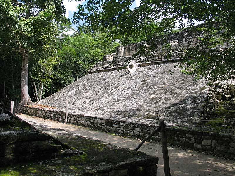 科巴球场——坡面嵌有俘虏图像，球赛在这里与战争和王权展示直接相连