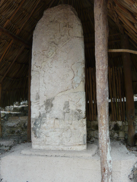 Macanxoc 石碑——即使风化严重，仍能看出中央人物、神圣权杖与俘虏图像的基本结构